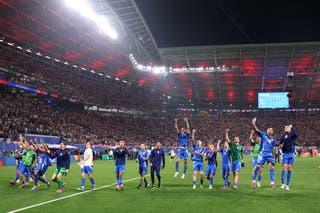 イタリア、決勝トーナメント進出を祝う